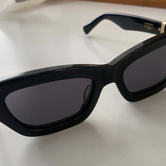 DEZI Stacked Sunglasses - black/dark smoke/gold main image 4
